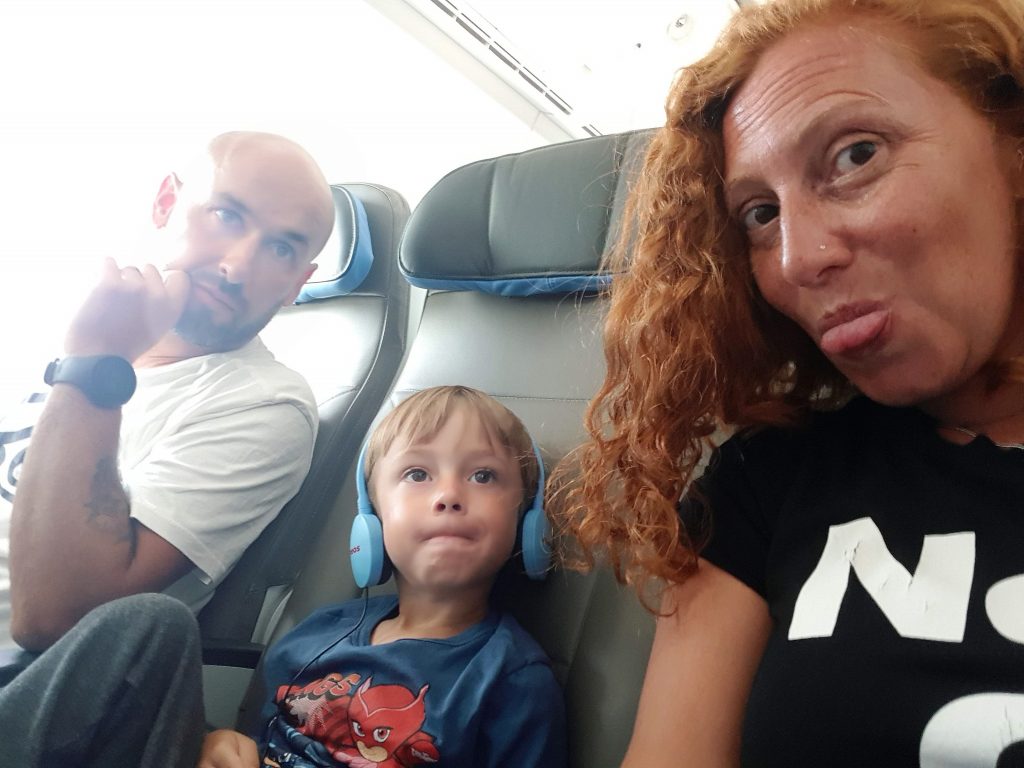 cinzia e famiglia in aereo
